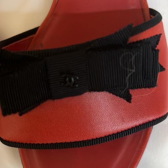 Beautiful red Chanel slip ons with black bows - size 39 1/2 - good condition - Picture 3 of 12
